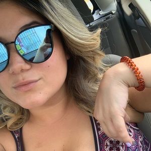 Meet your Posher, Adeliz